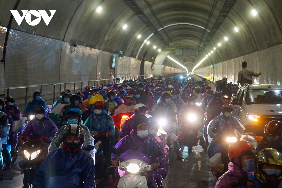 Lần đầu tiên mở cửa hầm đường bộ Hải Vân cho người đi xe máy về quê - Ảnh 2.