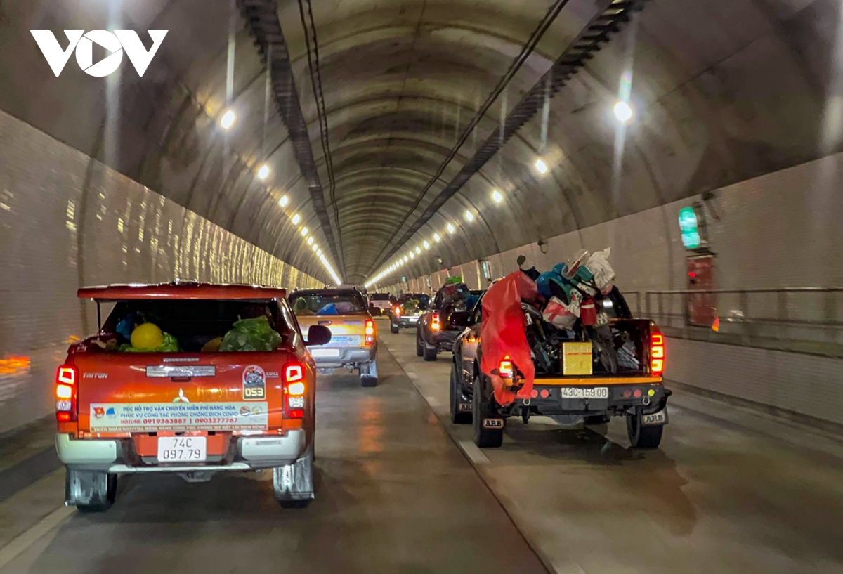 Lần đầu tiên mở cửa hầm đường bộ Hải Vân cho người đi xe máy về quê - Ảnh 6.