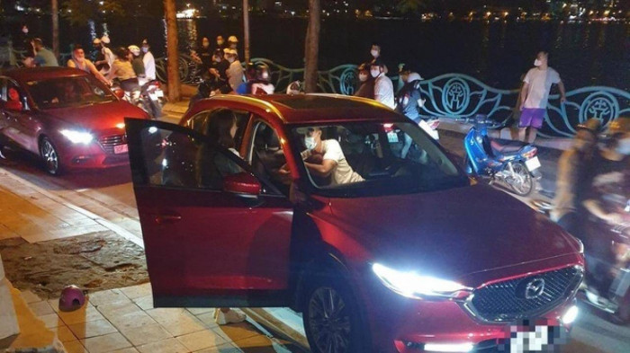 Cảnh sát giải tán vụ người phụ nữ chặn ô tô đánh ghen náo loạn Hồ Tây - Ảnh 1.