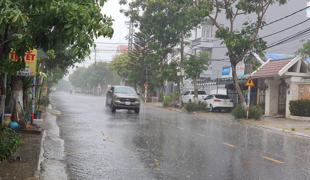 Thời tiết hôm nay: Mưa lớn ở khu vực Trung Bộ - Ảnh 1.