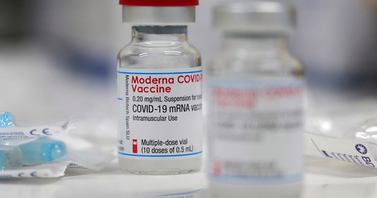 FDA chưa sẵn sàng cấp phép vaccine của Moderna tiêm cho trẻ từ 12-17 tuổi - Ảnh 1.