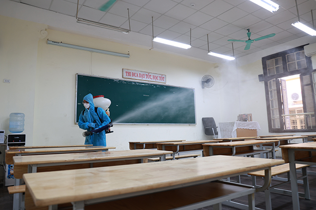 Một bộ phận học sinh Hà Nội sẽ trở lại trường từ ngày 8/11, ưu tiên khối lớp đầu và cuối cấp - Ảnh 1.