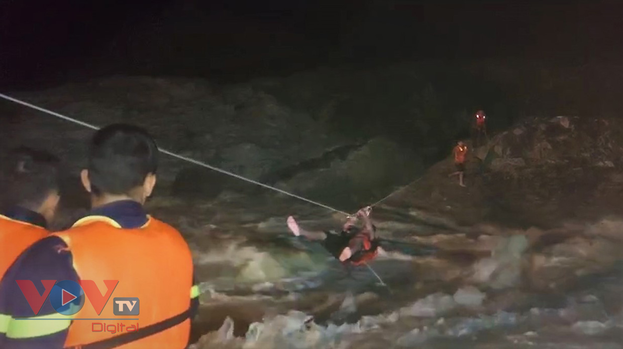 Gia Lai: Đã cứu được 3 người mắc kẹt giữa chân đập tràn Thuỷ điện Đak Srong - Ảnh 1.