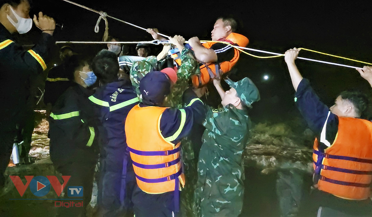 Gia Lai: Đã cứu được 3 người mắc kẹt giữa chân đập tràn Thuỷ điện Đak Srong - Ảnh 2.