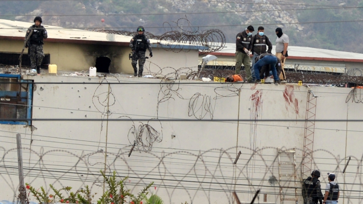 68 tù nhân Ecuador thiệt mạng trong vụ đụng độ giữa các băng nhóm - Ảnh 1.