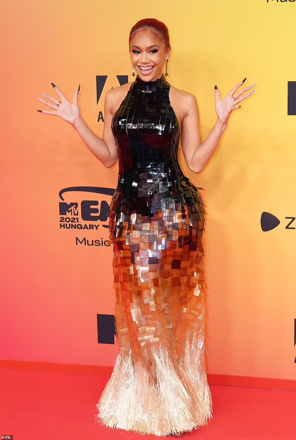 Dự giải MTV Châu Âu, ca sĩ Saweetie gây choáng khi thay 7 bộ đồ - Ảnh 1.