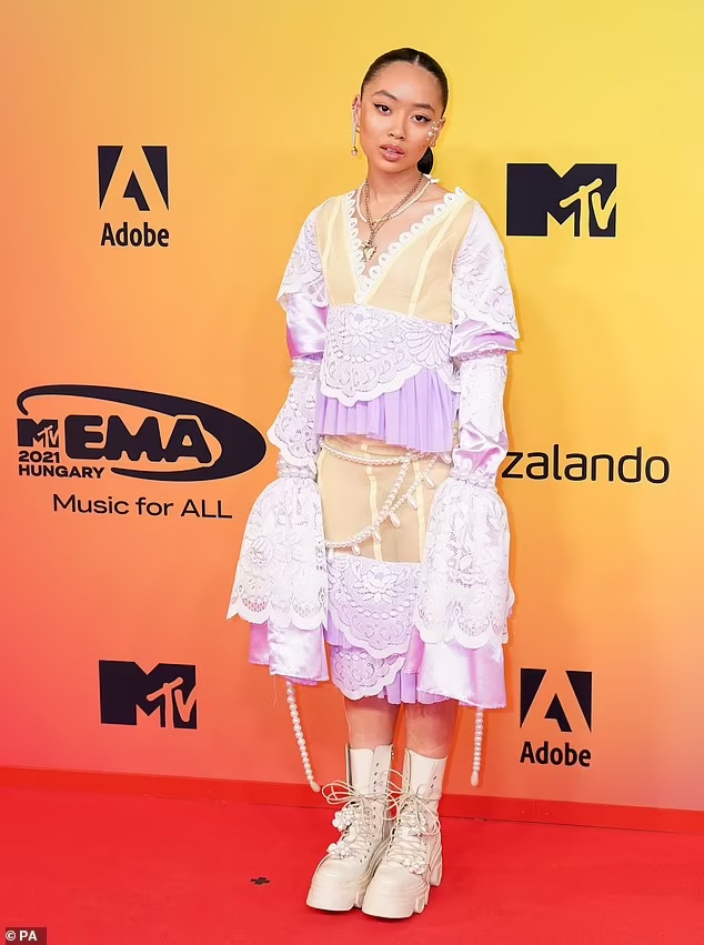 Dự giải MTV Châu Âu, ca sĩ Saweetie gây choáng khi thay 7 bộ đồ - Ảnh 9.
