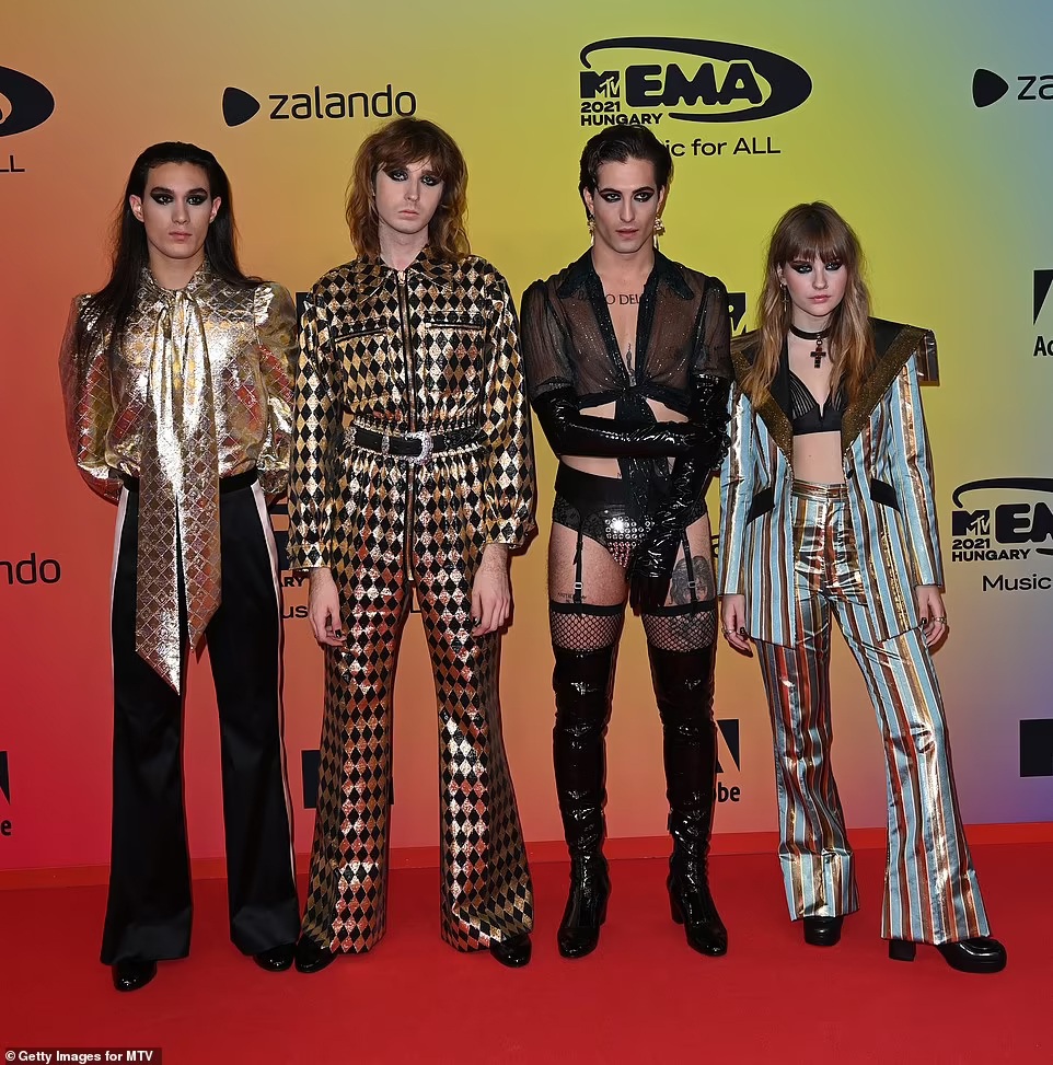 Dự giải MTV Châu Âu, ca sĩ Saweetie gây choáng khi thay 7 bộ đồ - Ảnh 15.