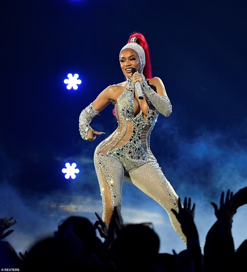 Dự giải MTV Châu Âu, ca sĩ Saweetie gây choáng khi thay 7 bộ đồ - Ảnh 5.