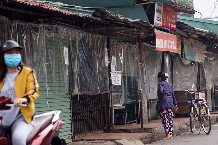 Chợ Nam Đồng tạm dừng hoạt động, tiểu thương lén lút bán hàng - Ảnh 8.