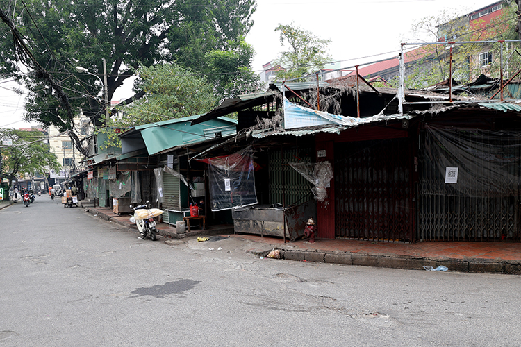 Chợ Nam Đồng tạm dừng hoạt động, tiểu thương lén lút bán hàng - Ảnh 1.