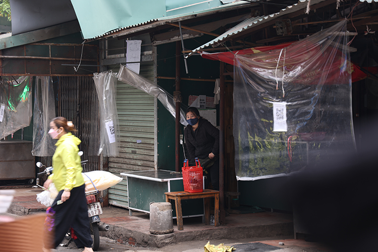 Chợ Nam Đồng tạm dừng hoạt động, tiểu thương lén lút bán hàng - Ảnh 5.