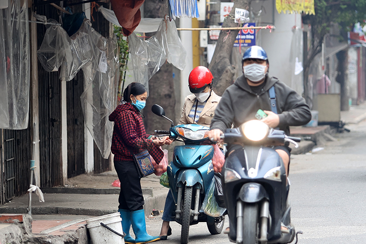 Chợ Nam Đồng tạm dừng hoạt động, tiểu thương lén lút bán hàng - Ảnh 6.