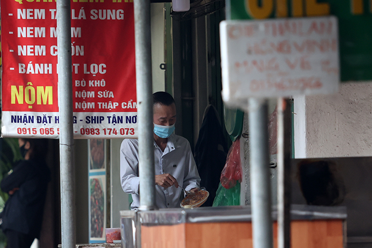 Chợ Nam Đồng tạm dừng hoạt động, tiểu thương lén lút bán hàng - Ảnh 7.