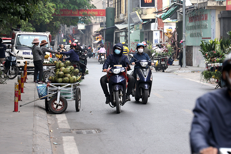 Chợ Nam Đồng tạm dừng hoạt động, tiểu thương lén lút bán hàng - Ảnh 11.