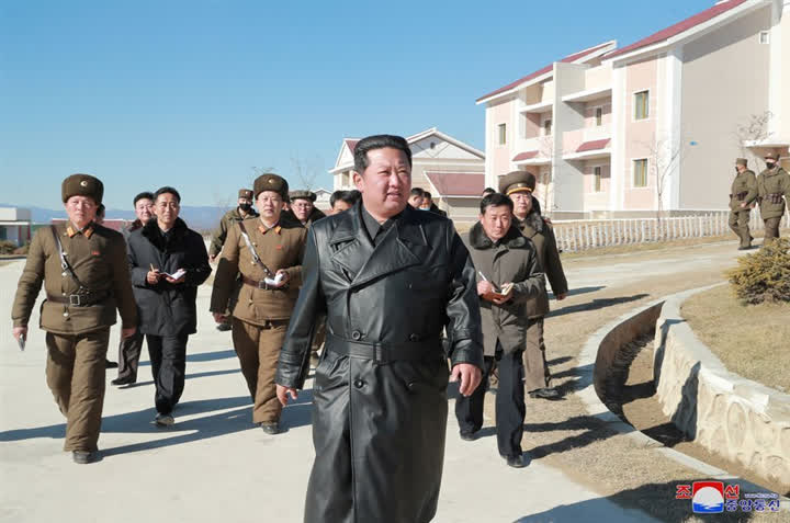 Ông Kim Jong-un tái xuất sau hơn một tháng - Ảnh 1.