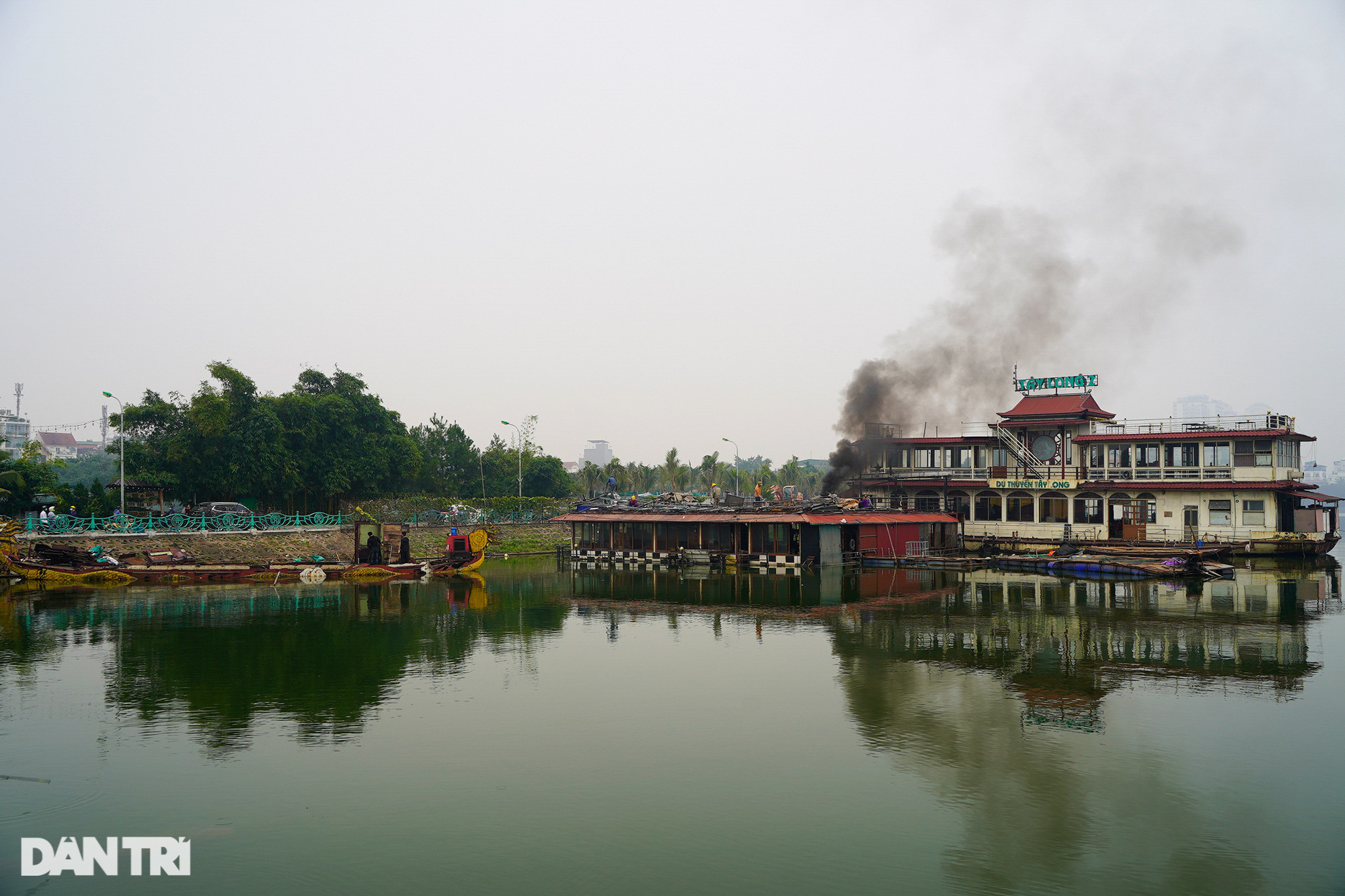Hà Nội: Cận cảnh tháo dỡ bãi tàu thuyền hoang phế nhiều năm ở hồ Tây - Ảnh 1.