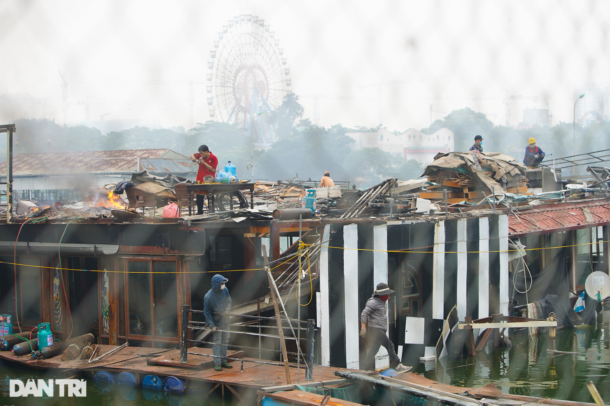 Hà Nội: Cận cảnh tháo dỡ bãi tàu thuyền hoang phế nhiều năm ở hồ Tây - Ảnh 5.