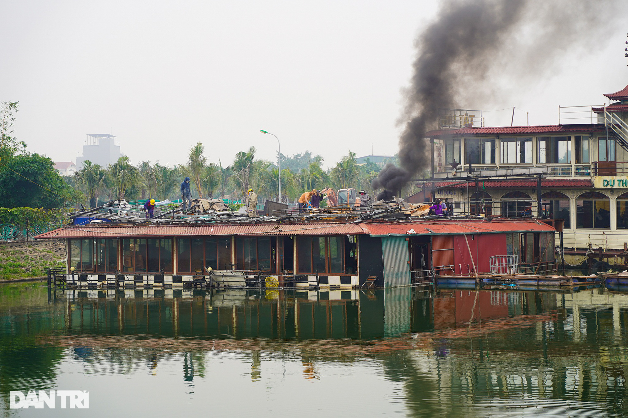 Hà Nội: Cận cảnh tháo dỡ bãi tàu thuyền hoang phế nhiều năm ở hồ Tây - Ảnh 2.