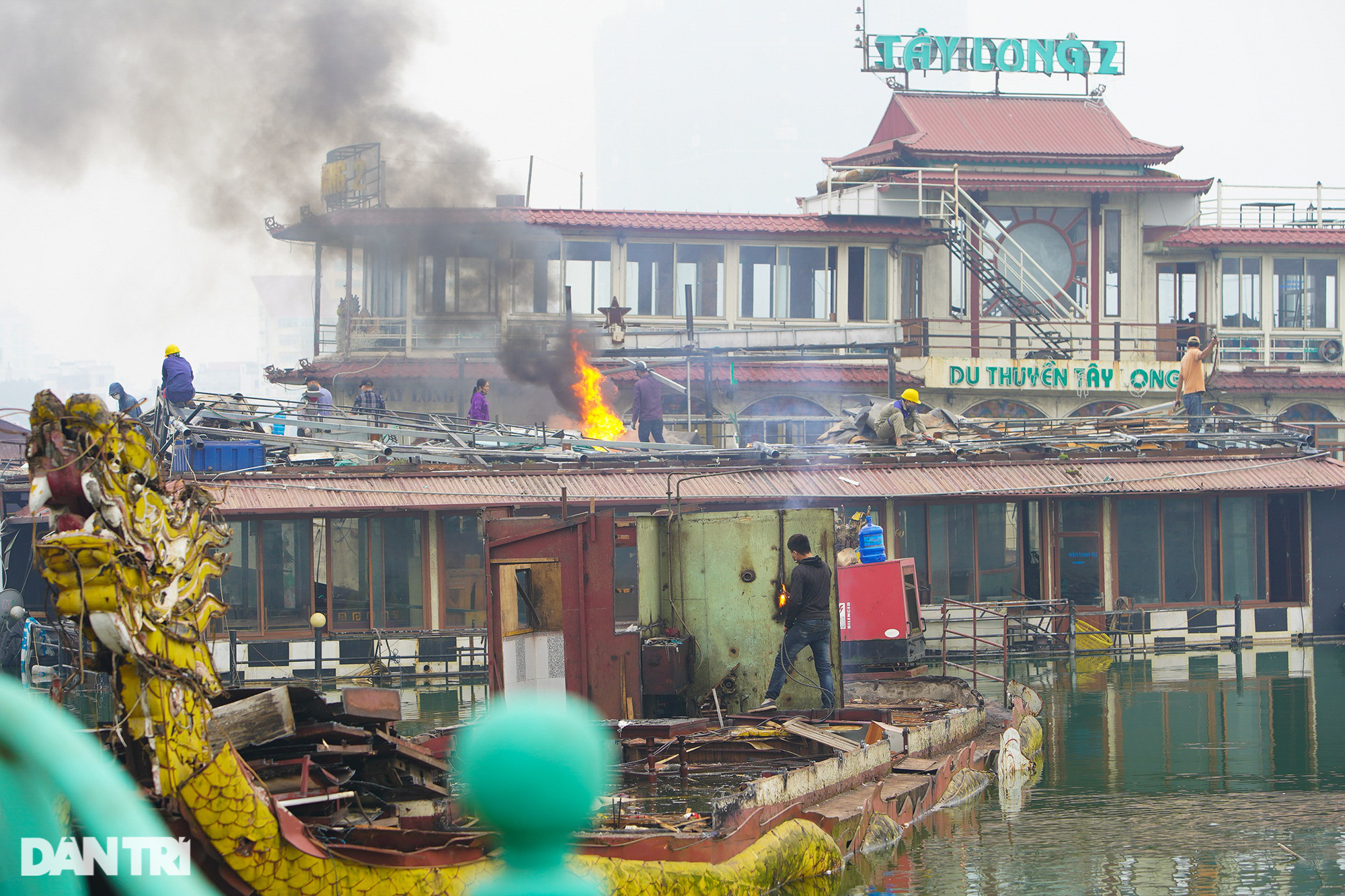Hà Nội: Cận cảnh tháo dỡ bãi tàu thuyền hoang phế nhiều năm ở hồ Tây - Ảnh 3.