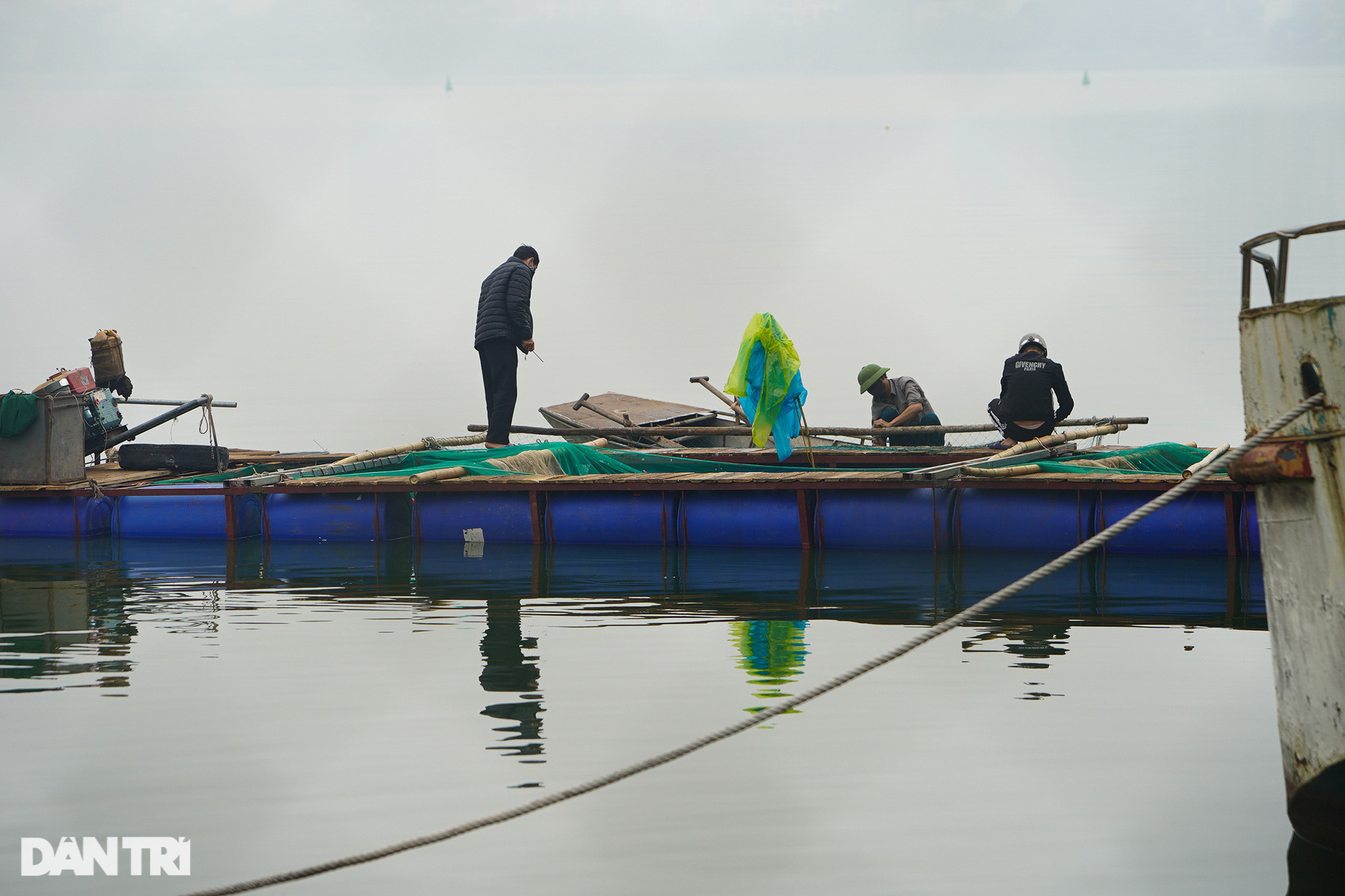Hà Nội: Cận cảnh tháo dỡ bãi tàu thuyền hoang phế nhiều năm ở hồ Tây - Ảnh 8.