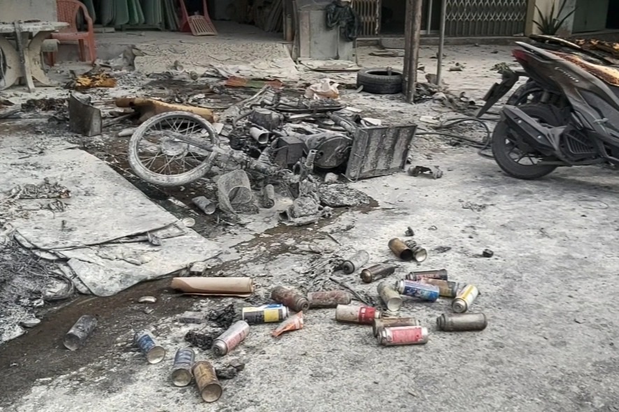 Hàng chục bình gas mini phát nổ văng vào nhà dân, nhiều tài sản 'cháy oan' - Ảnh 2.