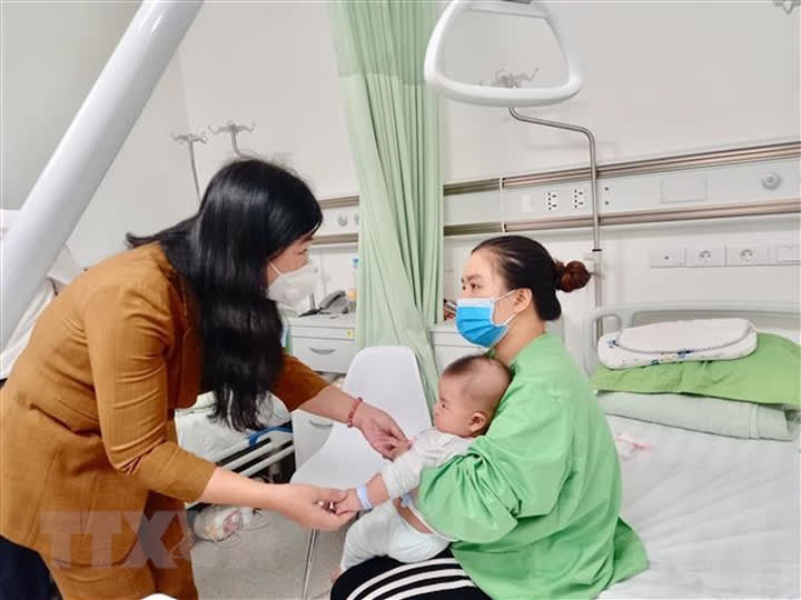 Sức khoẻ 18 trẻ ở Hà Nội bị tiêm nhầm vaccine COVID-19 hiện thế nào? - Ảnh 1.