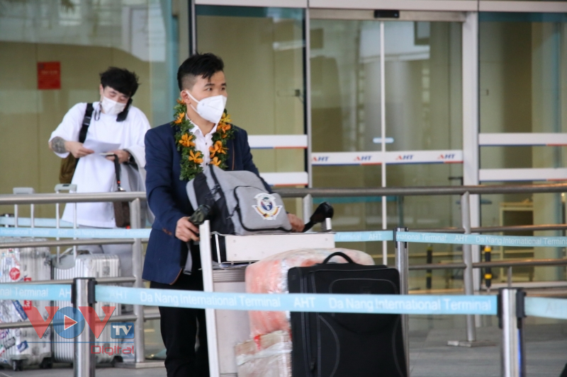 Những vị khách quốc tế đầu tiên xuống sân bay Đà Nẵng - Ảnh 7.