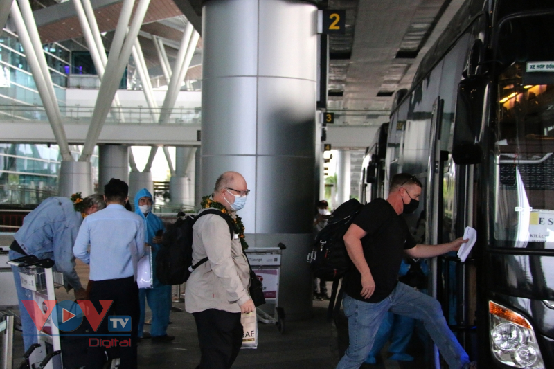 Những vị khách quốc tế đầu tiên xuống sân bay Đà Nẵng - Ảnh 8.