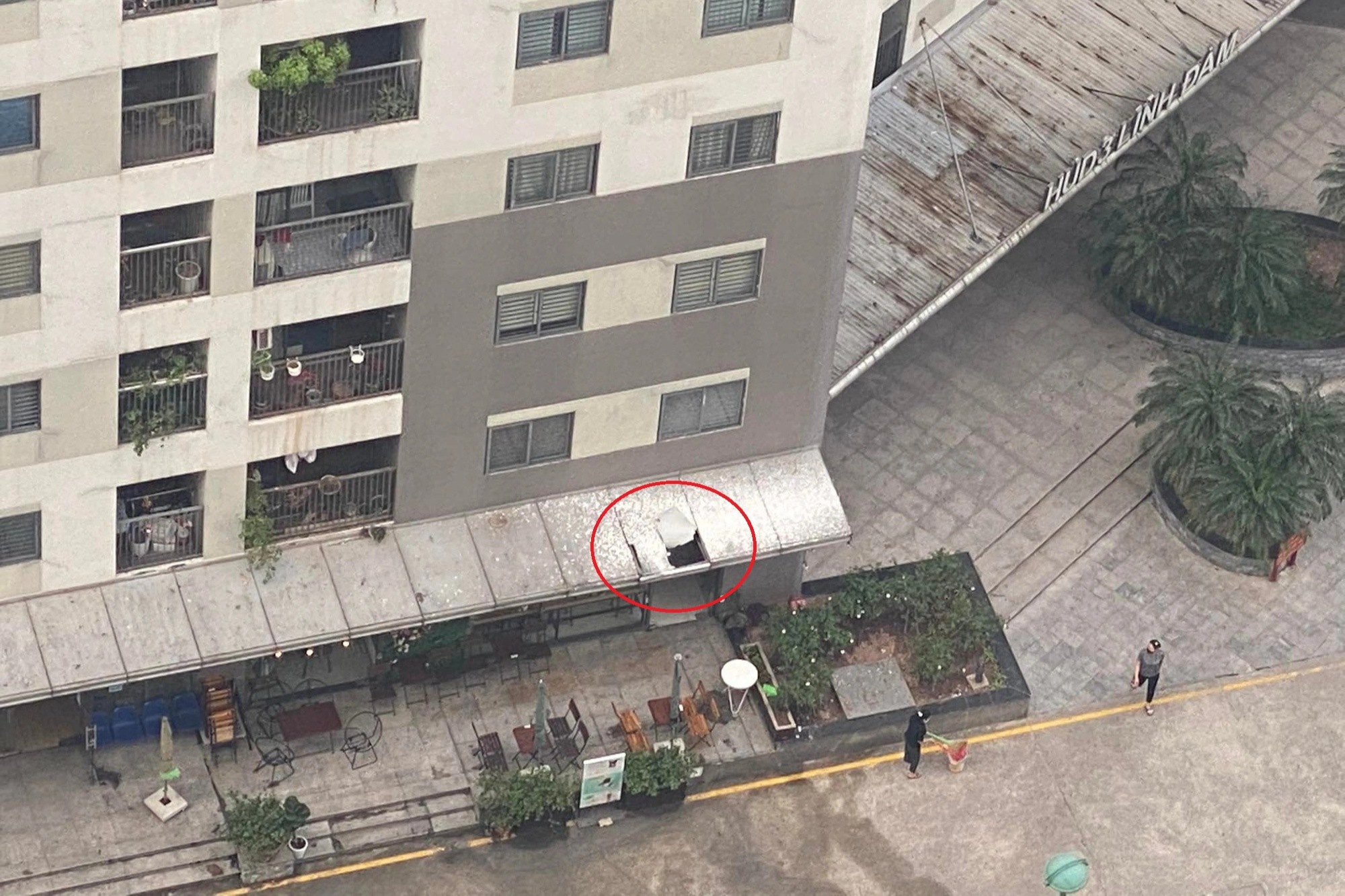 Người đàn ông rơi từ tầng 12 chung cư Linh Đàm, xuyên thủng mái quán cà phê - Ảnh 2.