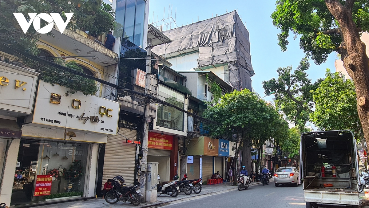 Hàng loạt công trình cao tầng vẫn đang phá vỡ quy hoạch khu phố cổ, phố cũ Hà Nội - Ảnh 1.