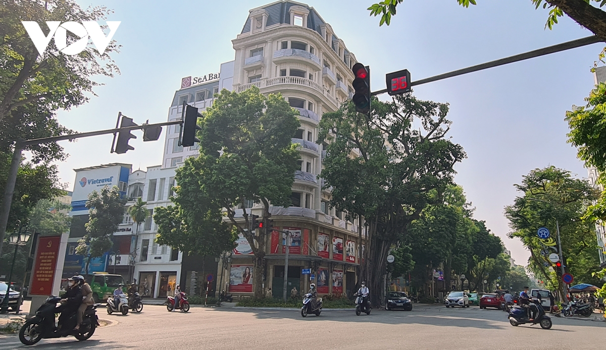 Hàng loạt công trình cao tầng vẫn đang phá vỡ quy hoạch khu phố cổ, phố cũ Hà Nội - Ảnh 3.