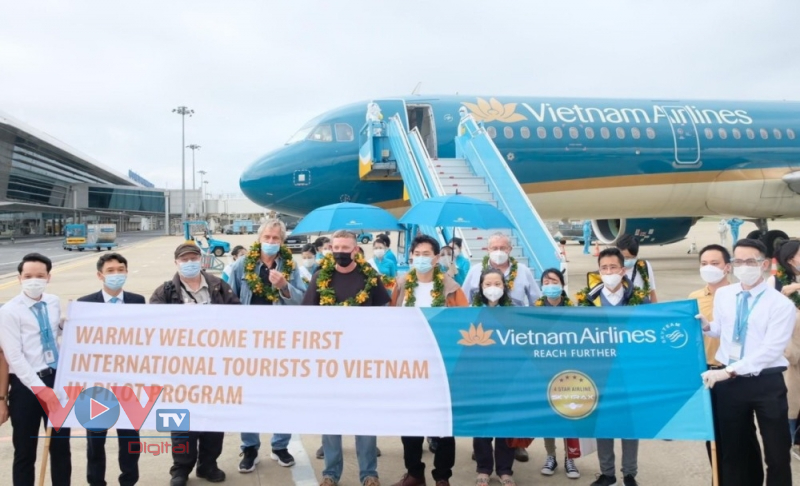 Những vị khách quốc tế đầu tiên xuống sân bay Đà Nẵng - Ảnh 1.