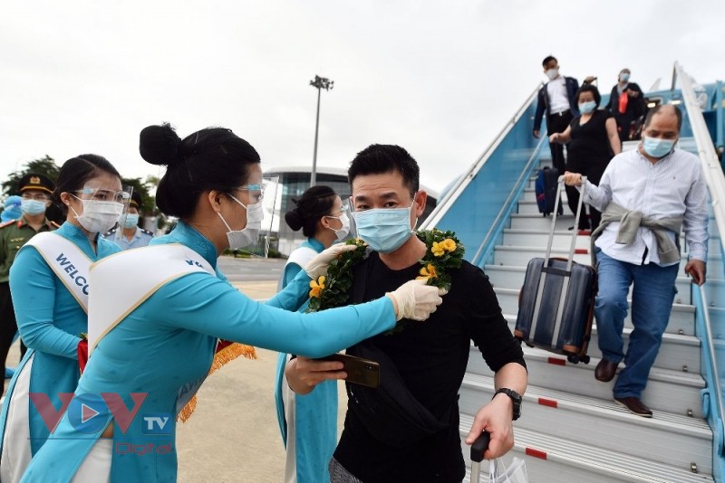 Những vị khách quốc tế đầu tiên xuống sân bay Đà Nẵng - Ảnh 2.