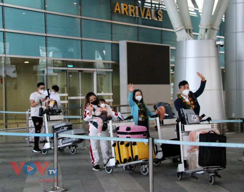 Những vị khách quốc tế đầu tiên xuống sân bay Đà Nẵng - Ảnh 3.