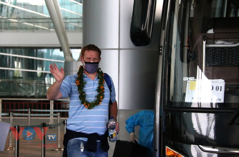 Những vị khách quốc tế đầu tiên xuống sân bay Đà Nẵng - Ảnh 5.