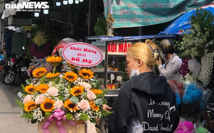 Chợ hoa lớn nhất TP.HCM vắng khách dù sát lễ 20/11 - Ảnh 7.