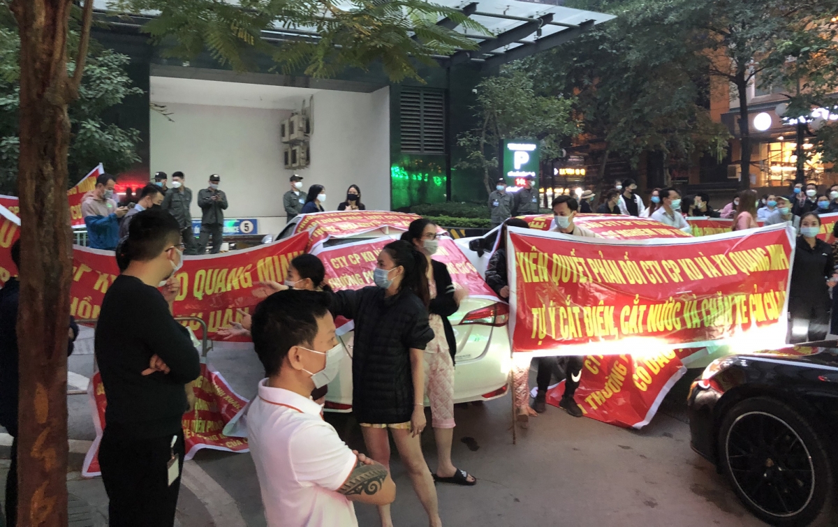 Hà Nội: Cư dân chung cư Stellar Garden Thanh Xuân bị cắt nước, chặn xe gây náo loạn - Ảnh 1.