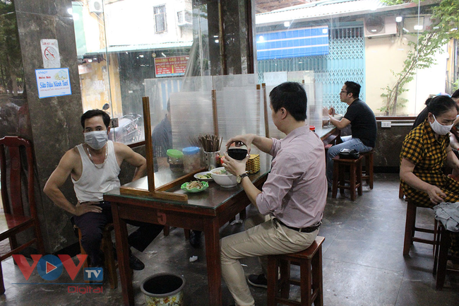 Hà Nội: Hàng ăn đóng cửa trước 21h, phòng tập thể thao giảm 50% công suất - Ảnh 1.