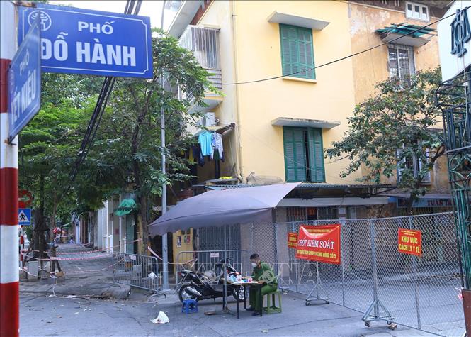 Hà Nội phong tỏa nhiều hộ dân phường Nguyễn Du sau khi ghi nhận các ca mắc COVID-19 - Ảnh 5.