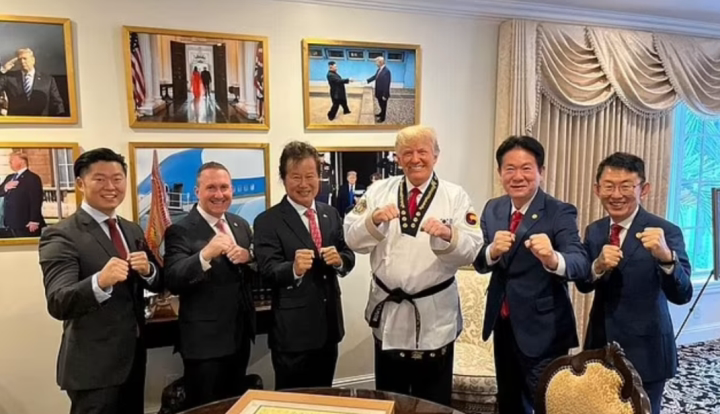 Ông Trump nhận huyền đai cửu đẳng Taekwondo - Ảnh 1.