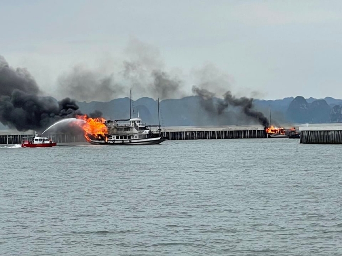 Quảng Ninh: Hai tàu du lịch bốc cháy ngùn ngụt khi đang đậu trên vịnh Hạ Long - Ảnh 1.