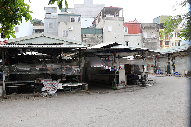 Chợ Quang (Hà Nội) đóng cửa do người bán gà mắc COVID-19, tiểu thương vẫn chủ quan - Ảnh 2.