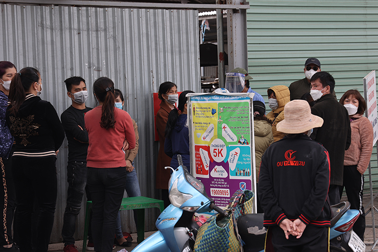 Chợ Quang (Hà Nội) đóng cửa do người bán gà mắc COVID-19, tiểu thương vẫn chủ quan - Ảnh 4.