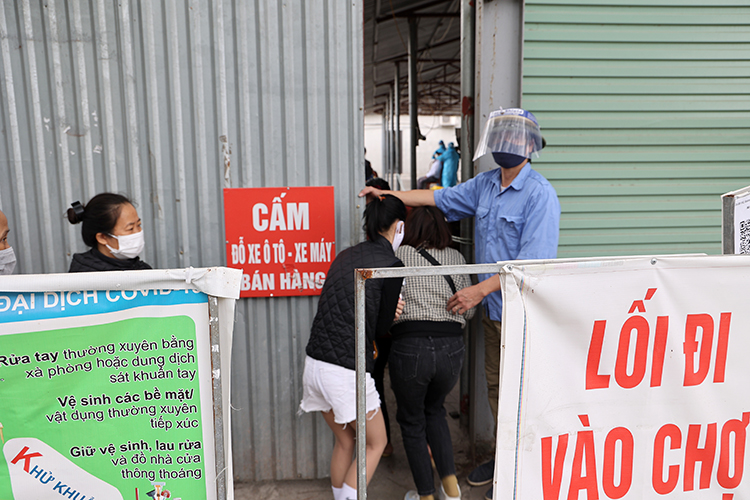 Chợ Quang (Hà Nội) đóng cửa do người bán gà mắc COVID-19, tiểu thương vẫn chủ quan - Ảnh 6.
