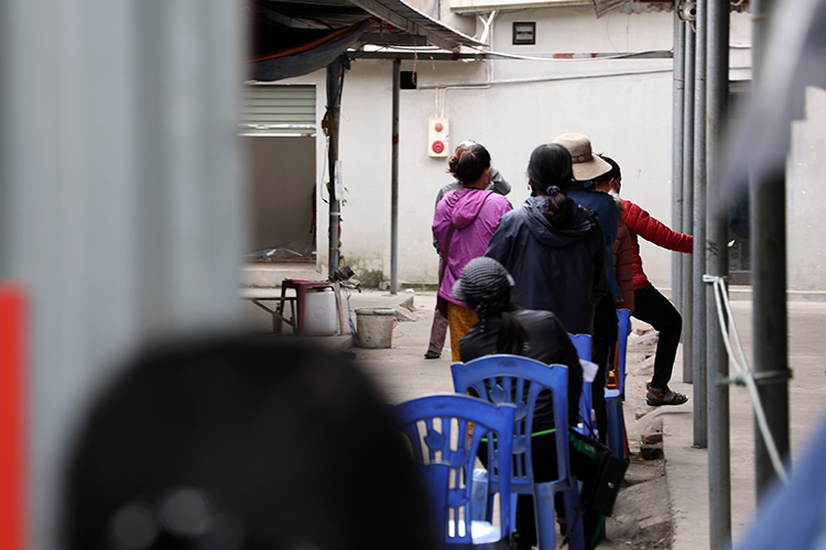Chợ Quang (Hà Nội) đóng cửa do người bán gà mắc COVID-19, tiểu thương vẫn chủ quan - Ảnh 5.