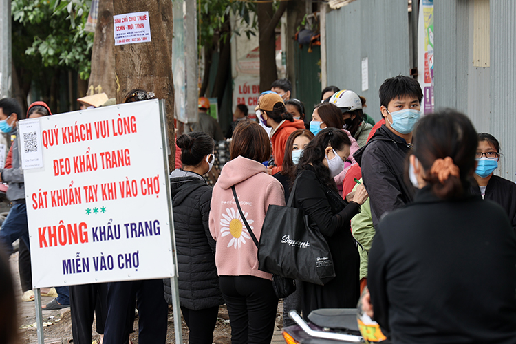 Chợ Quang (Hà Nội) đóng cửa do người bán gà mắc COVID-19, tiểu thương vẫn chủ quan - Ảnh 8.