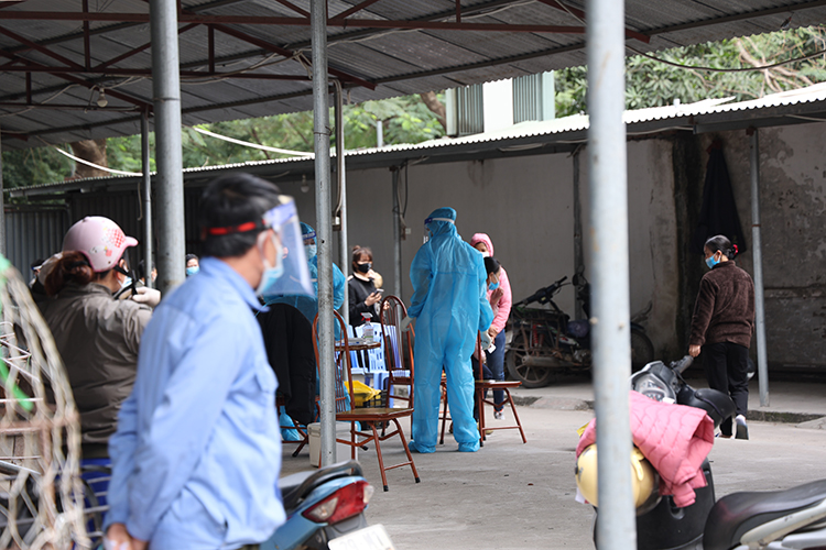 Chợ Quang (Hà Nội) đóng cửa do người bán gà mắc COVID-19, tiểu thương vẫn chủ quan - Ảnh 7.