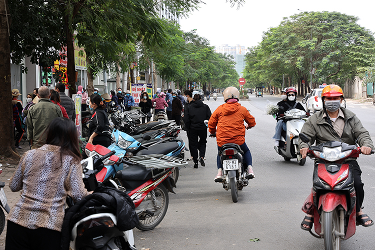 Chợ Quang (Hà Nội) đóng cửa do người bán gà mắc COVID-19, tiểu thương vẫn chủ quan - Ảnh 9.