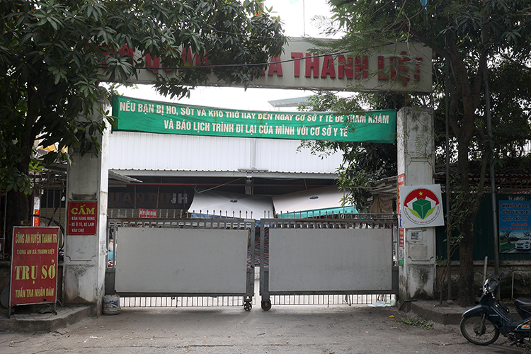 Chợ Quang (Hà Nội) đóng cửa do người bán gà mắc COVID-19, tiểu thương vẫn chủ quan - Ảnh 1.